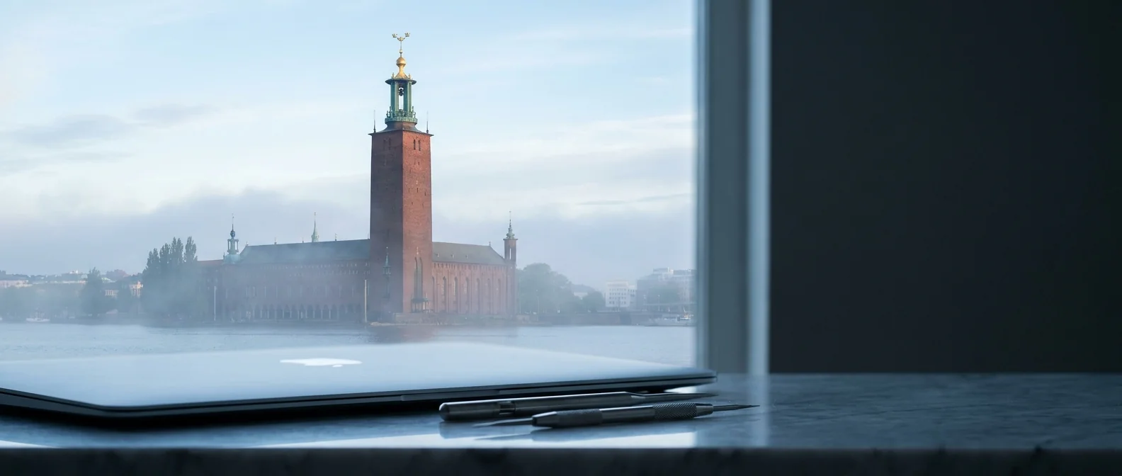 Stockholms Stadshus och Kungsholmens kaj med MacBook i förgrunden