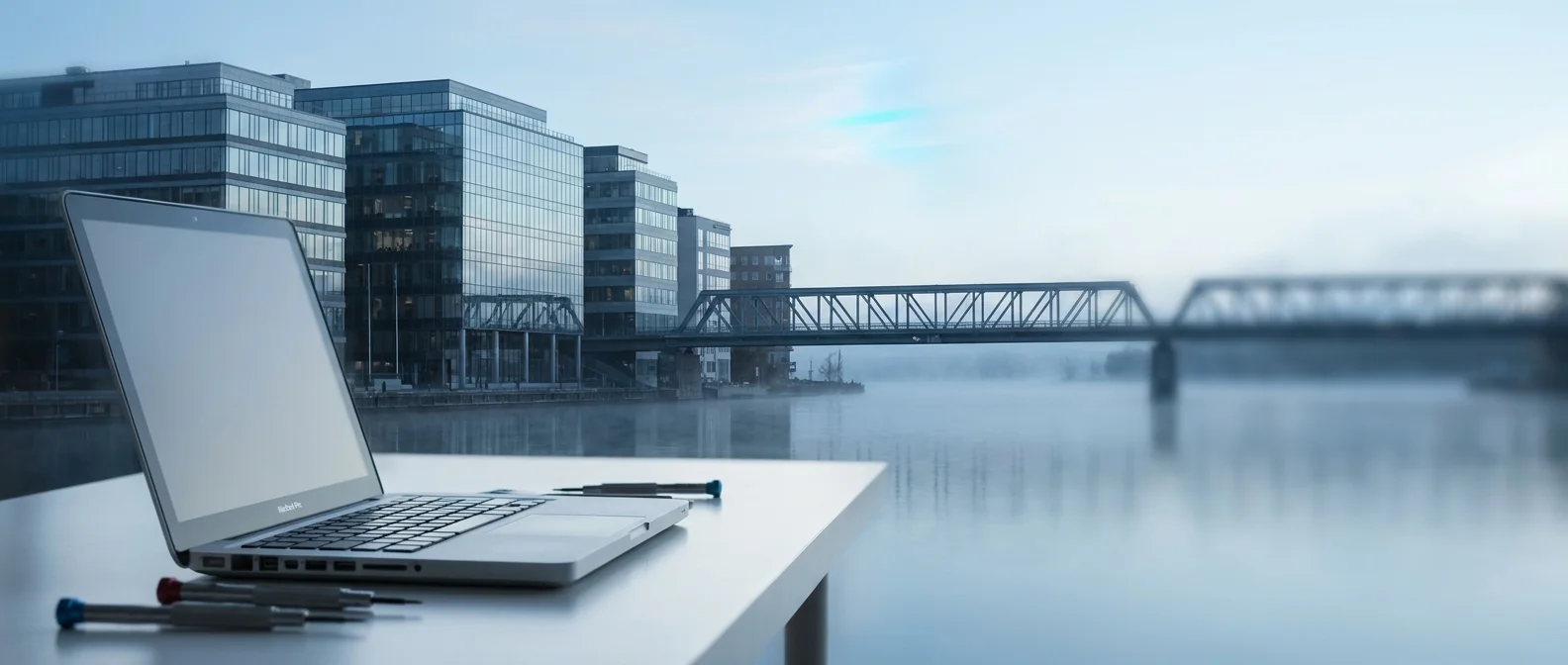 Marieviks moderna arkitektur i Liljeholmen med laptop och precisionsverktyg