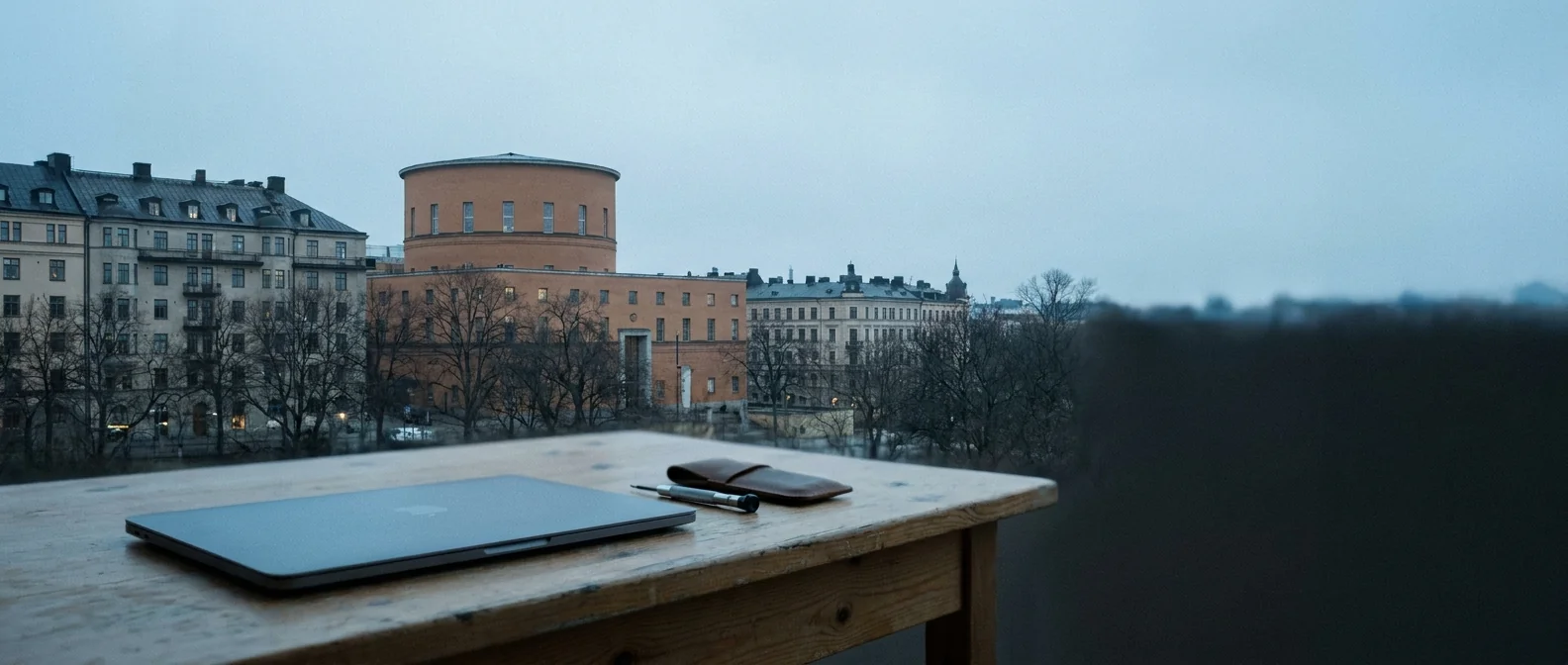 Stockholms stadsbibliotek och Vasastans klassiska fasader med MacBook på TeknikFix verkstadsbänk i förgrunden